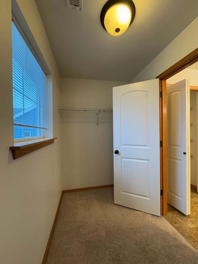 Building Photo - Beautiful Rental with Oversized Yard & Open Layout