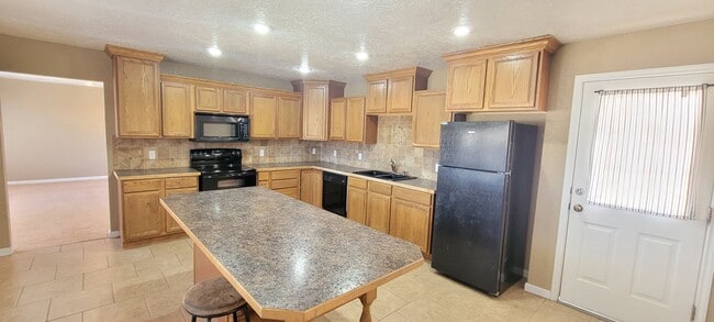 Building Photo - LARGE HOME WITH MANY UPDATES