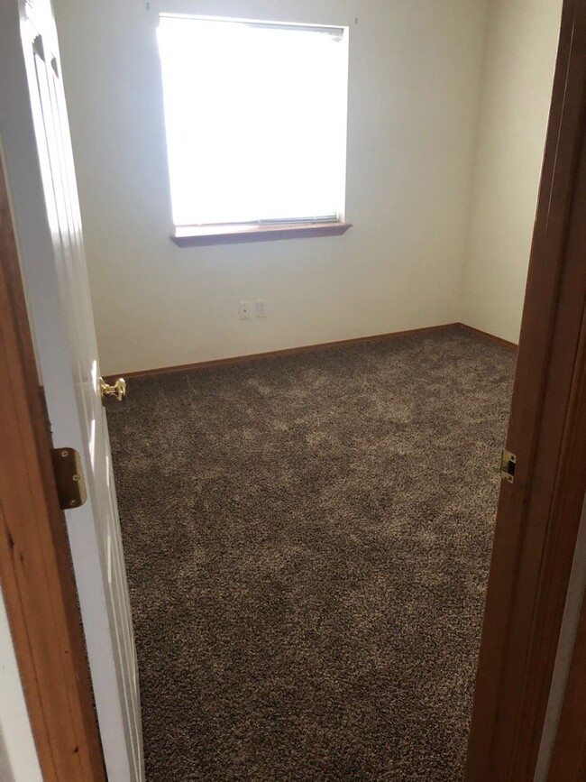 Building Photo - MOVE IN SPECIAL! New Carpet, flooring & pa...