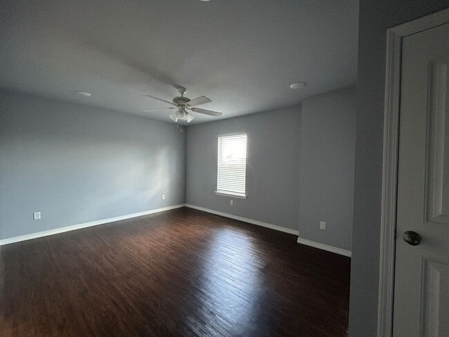 Building Photo - Townhouse with Garage - Minutes from Downt...