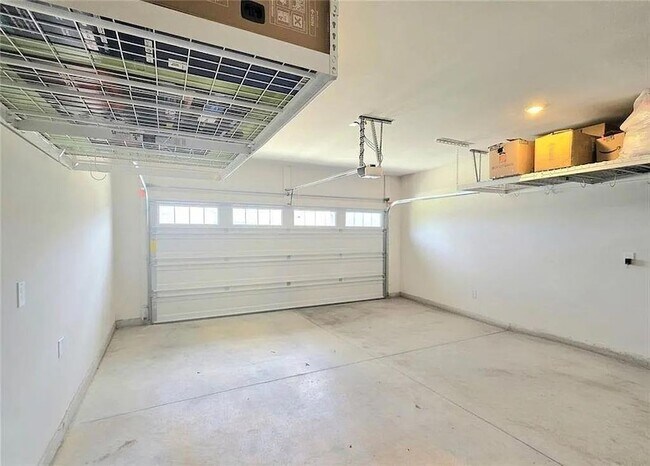 Building Photo - 327 Vly Oak Dr