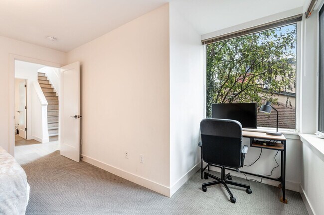 Building Photo - 2319 Franklin Ave E