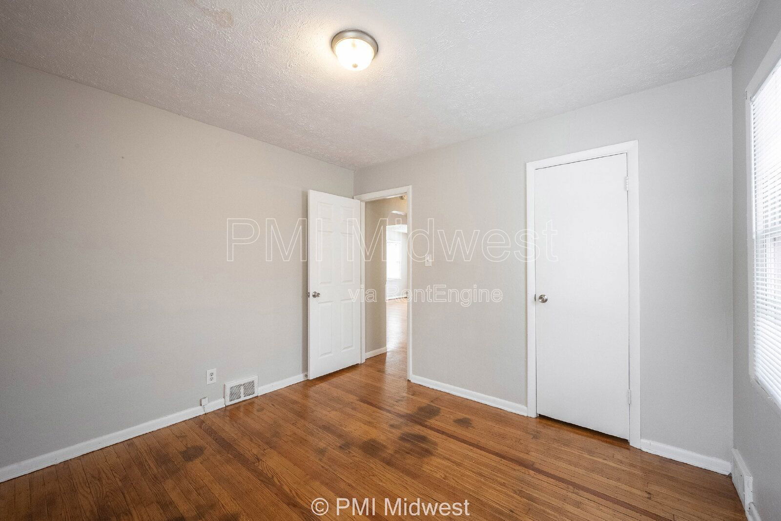 Building Photo - 5005 Indianola Ave