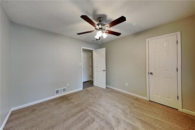 Building Photo - 351 Robin Hood Dr