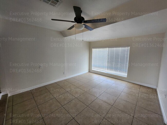 Building Photo - 3 bedroom 1 bathroom near Oswell St/ Virginia Ave