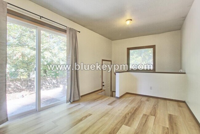 Building Photo - 3 Bed, 2 Bath Craftsman Home on Dead End R...