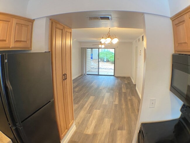 Building Photo - Don't miss out on this charming 2-bedroom,...