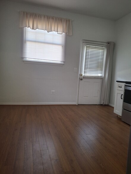 Eat-in kitchen area - 652 Stuart Ct