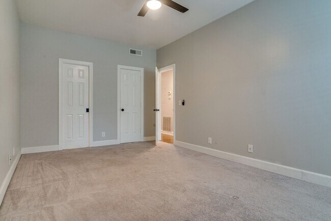Building Photo - 2040 Graybar Ln