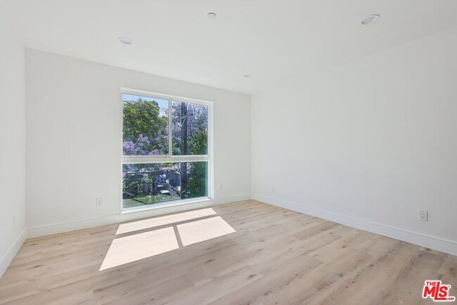 Building Photo - 2111 Holly Dr