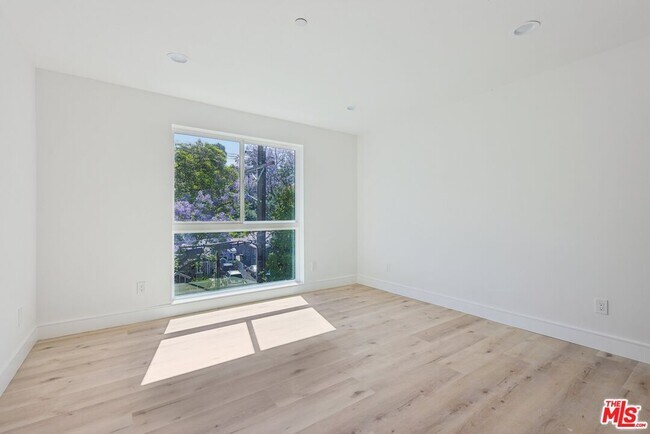 Building Photo - 2113 Holly Dr