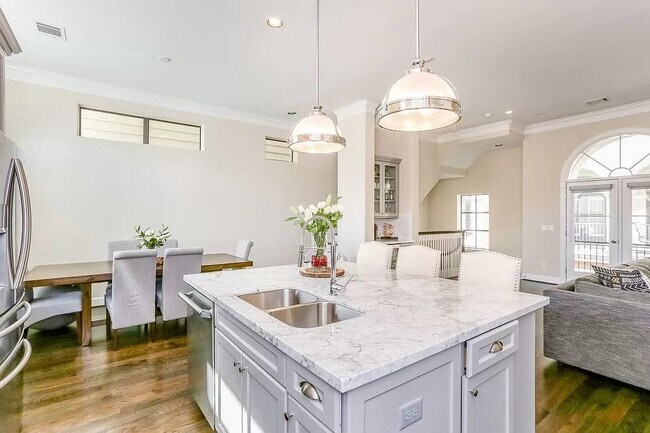 Building Photo - 5309 Blossom St