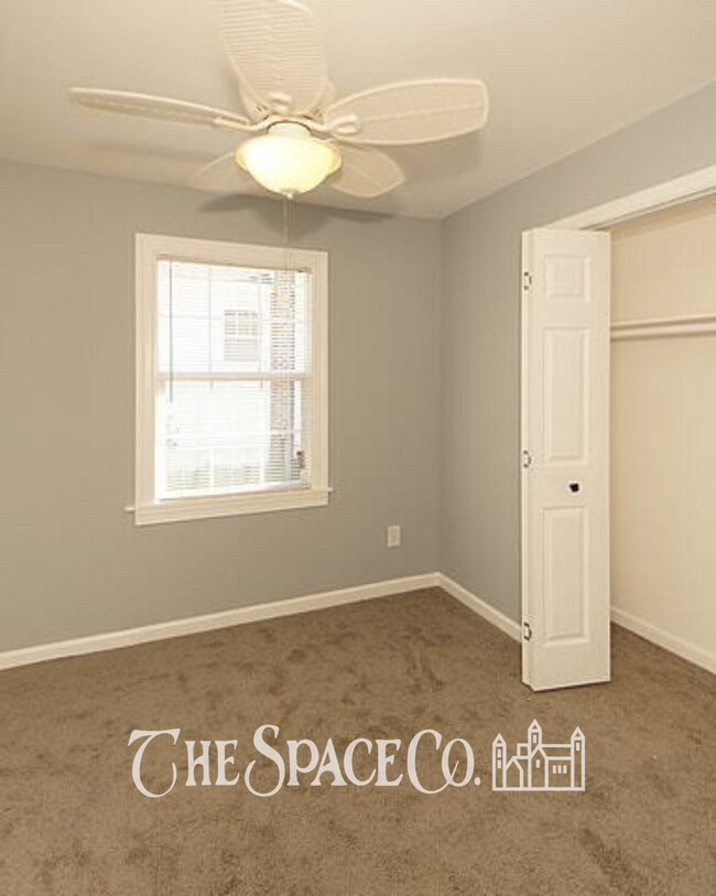 Building Photo - Charming 2-Bedroom Retreat in Vibrant Charleston  Perfect for Cozy Living!