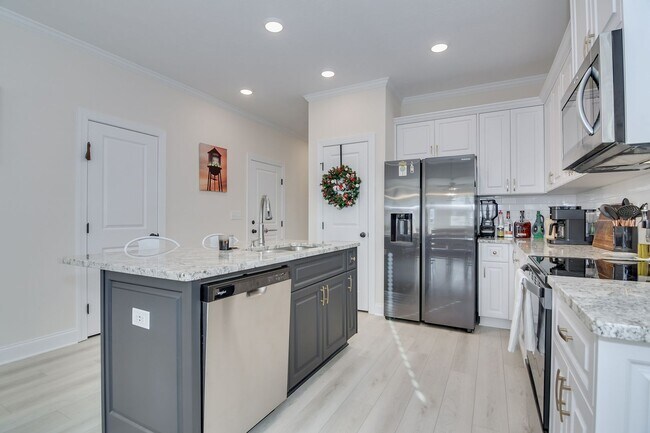 Building Photo - 3 Bedroom 2 Bathroom Ranch