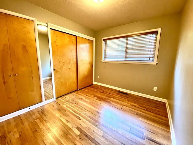 Building Photo - 4 Bedroom 2.5 bath on Central Rim minutes from downtown