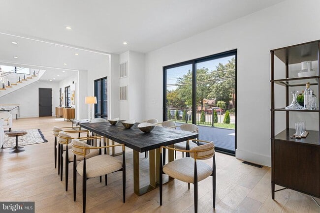 Building Photo - 1733 Chain Bridge Rd