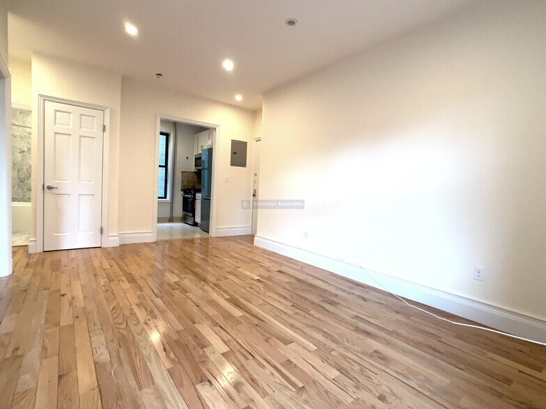 Building Photo - 41-47 Saint Nicholas Terrace