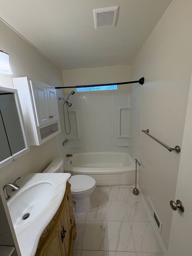 Building Photo - Spacious 4 Bedroom Home *Pet Friendly*