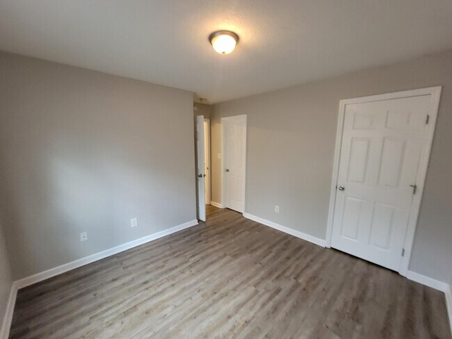 Building Photo - 1234 Longpoint Dr