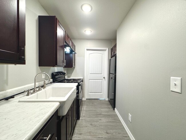 Building Photo - 1 Bedroom/ 1 Bathroom Triplex Unit in Sout...