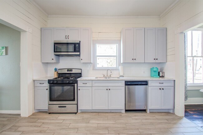 Building Photo - 3304 Avenue Q