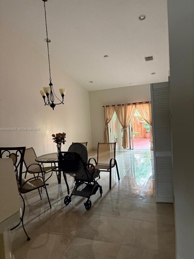 Building Photo - 3279 NE 11th Dr