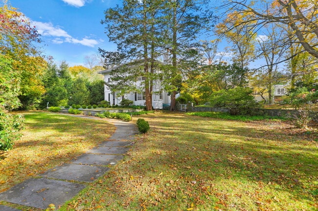 Building Photo - 9 Edgehill Dr