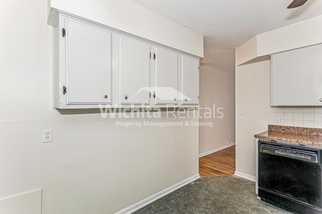 Building Photo - 2 bedroom 1 bath duplex ***Half off first months rent***