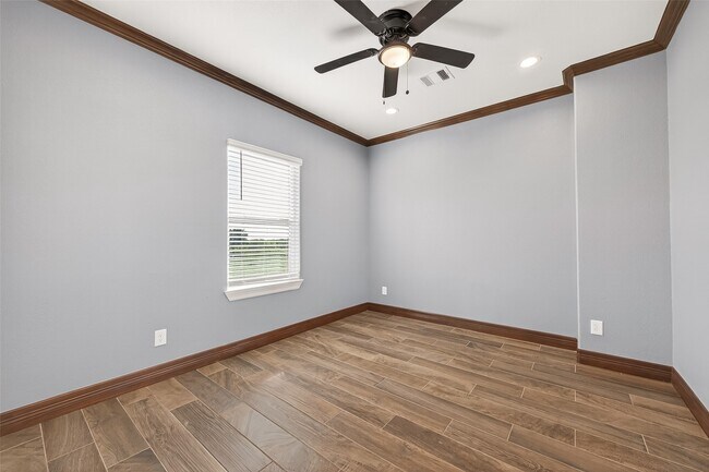 Building Photo - 2410 Engeling Rd