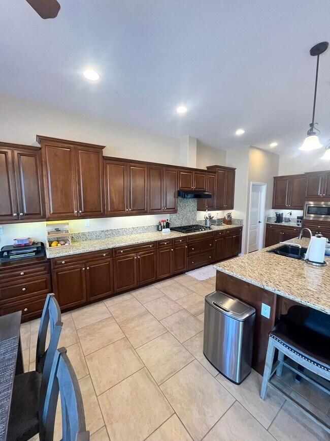 Building Photo - Fully?Furnished 4?Bed?|?3?Bath Pool Home i...