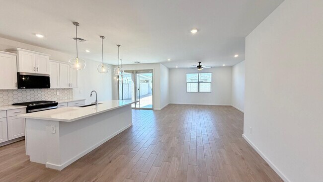 Building Photo - 15988 W Desert Spoon Dr