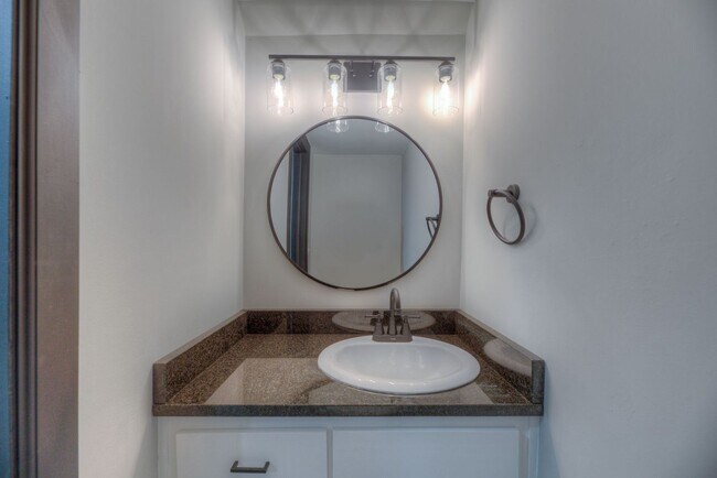 Building Photo - Windsor Village Townhomes