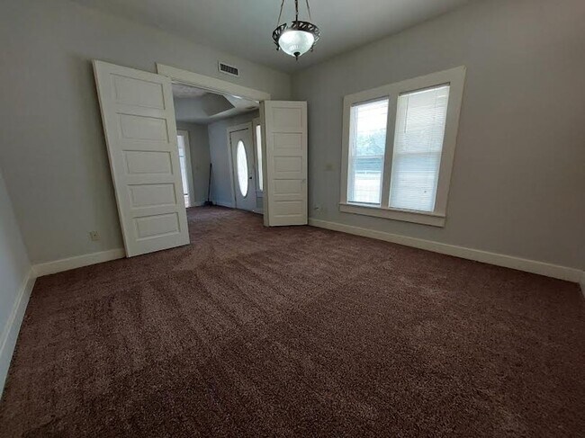 Building Photo - Gorgeous 3 bedroom, 1 bath home south of Haysville