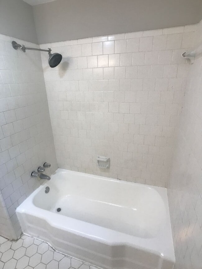 Building Photo - Spacious 3 Bed 1.5 Bath Home Near Hunter & Armstrong – No Deposit Special!