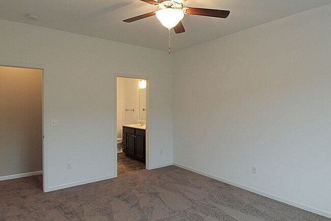 Building Photo - 4 Bedroom, 3 bath close to University.