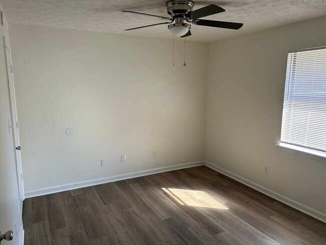 Building Photo - 144/146 Deer Creek Dr