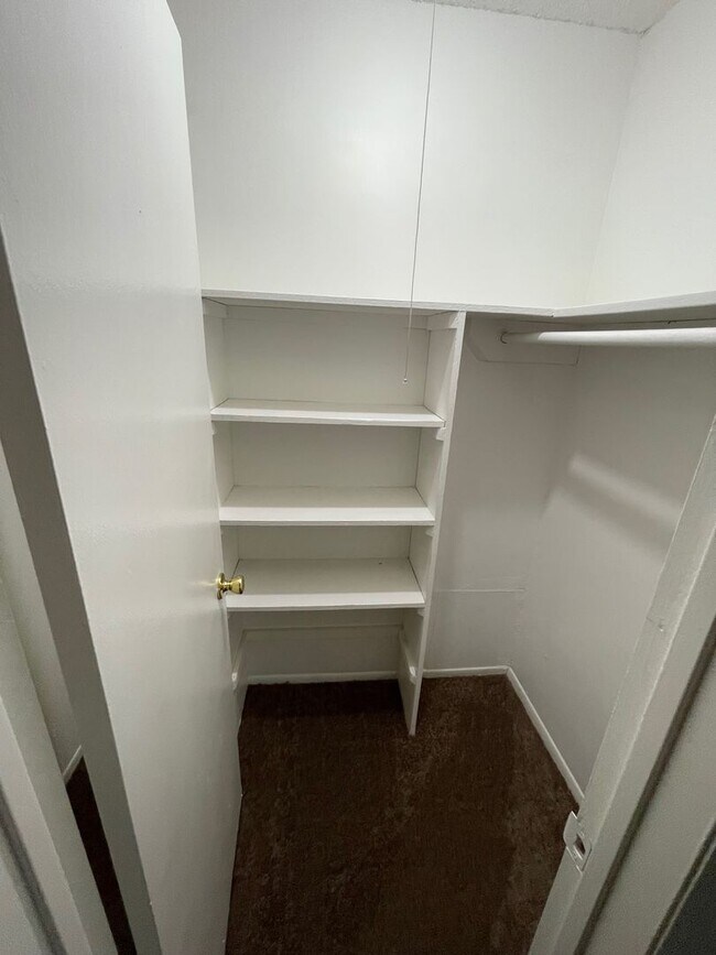 Building Photo - Large 2 Bedroom, 1 1/2 Bathroom Condo Available Immediately!