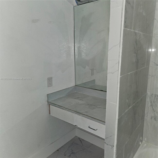 Building Photo - 14710 NE 5th Ct