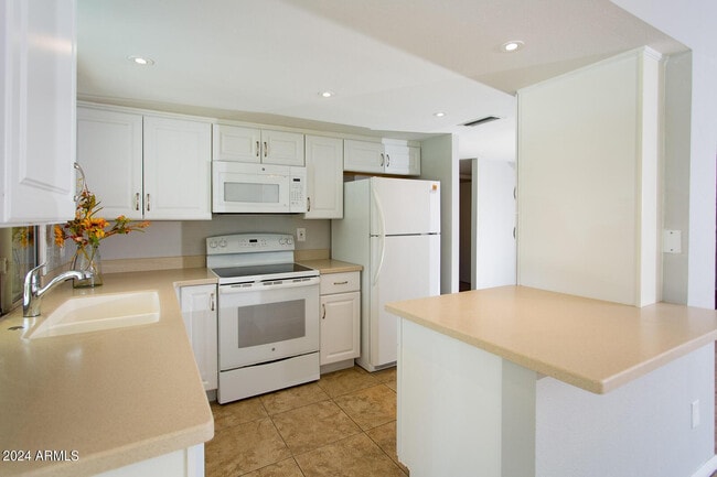 Building Photo - 7232 S La Rosa Dr