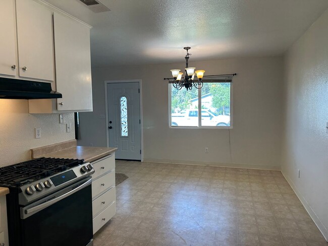 Building Photo - Cute well maintained home, convenient Anderson location