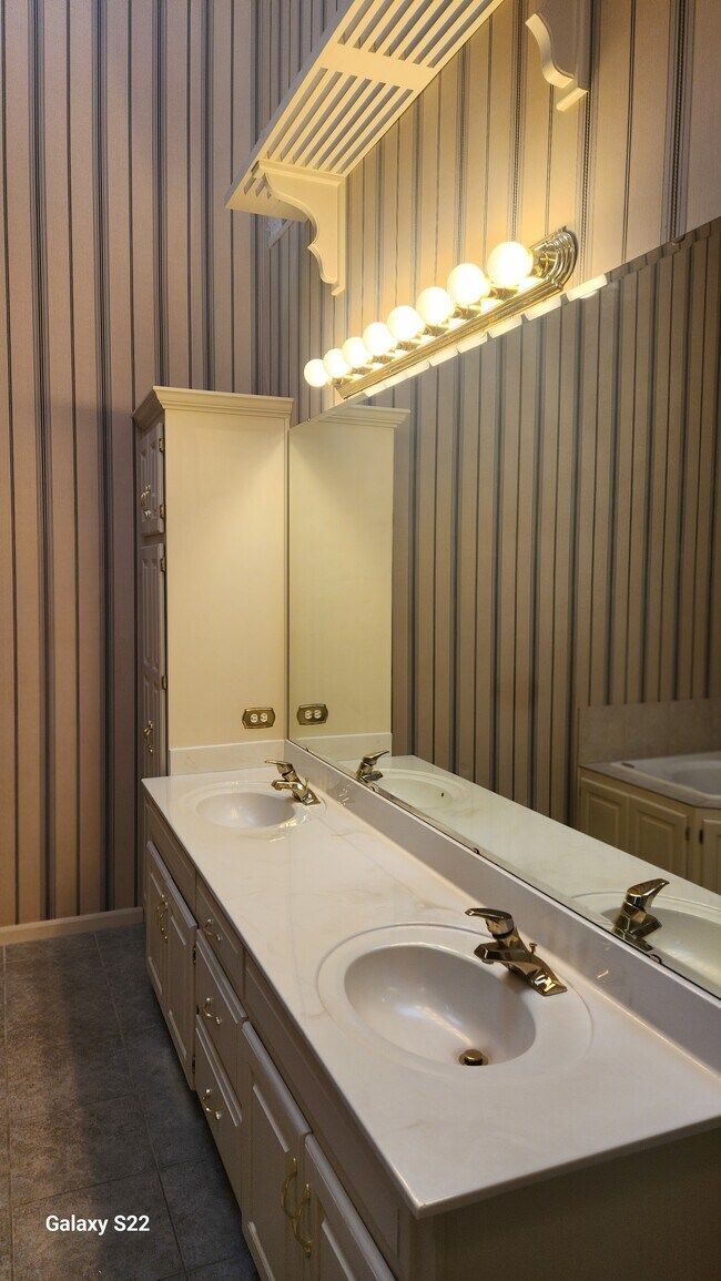 Building Photo - 6003 N Norton Ave