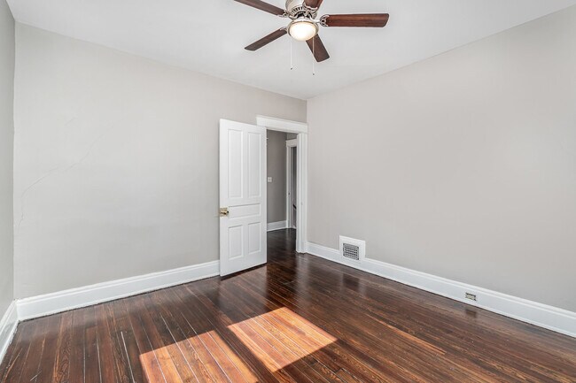 Building Photo - 2218 Scott St