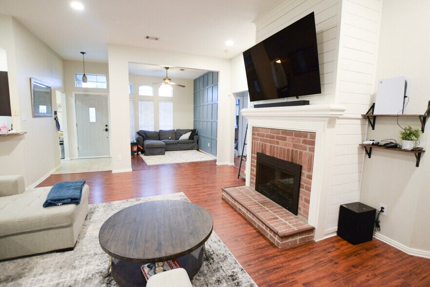 Building Photo - 1207 Old Knoll Dr