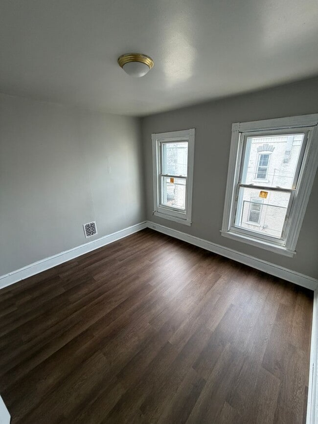 Building Photo - 4-bedroom home in the heat of Reading!