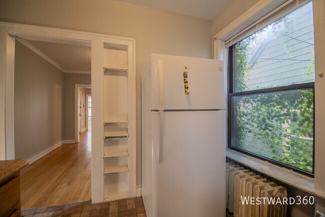 Building Photo - 6055 N Hermitage Ave