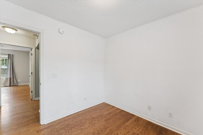 Building Photo - MOVE-IN READY! (Pet Friendly)