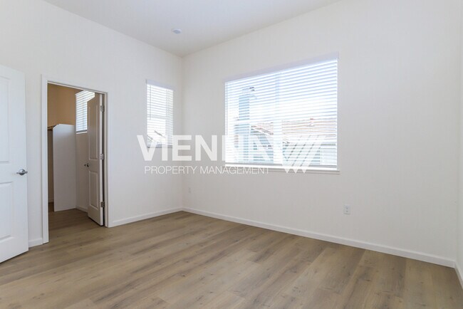 Building Photo - 8088 Quiet Knolls Dr