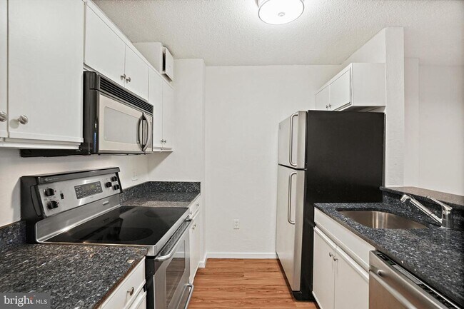 Building Photo - Gorgeous and Airy 1bd/1ba in Glover Park with parking and a balcony!