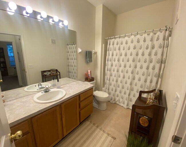 Building Photo - 10550 Baymeadows Rd