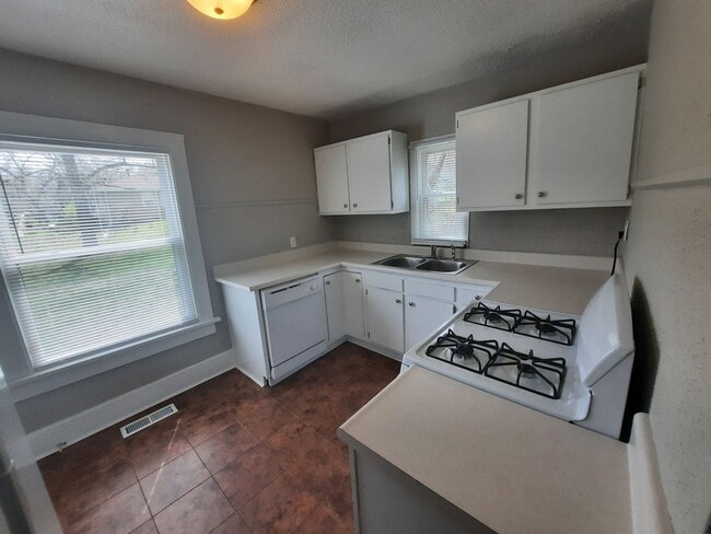 Building Photo - 2 bedroom, 1 bathroom home on large corner...